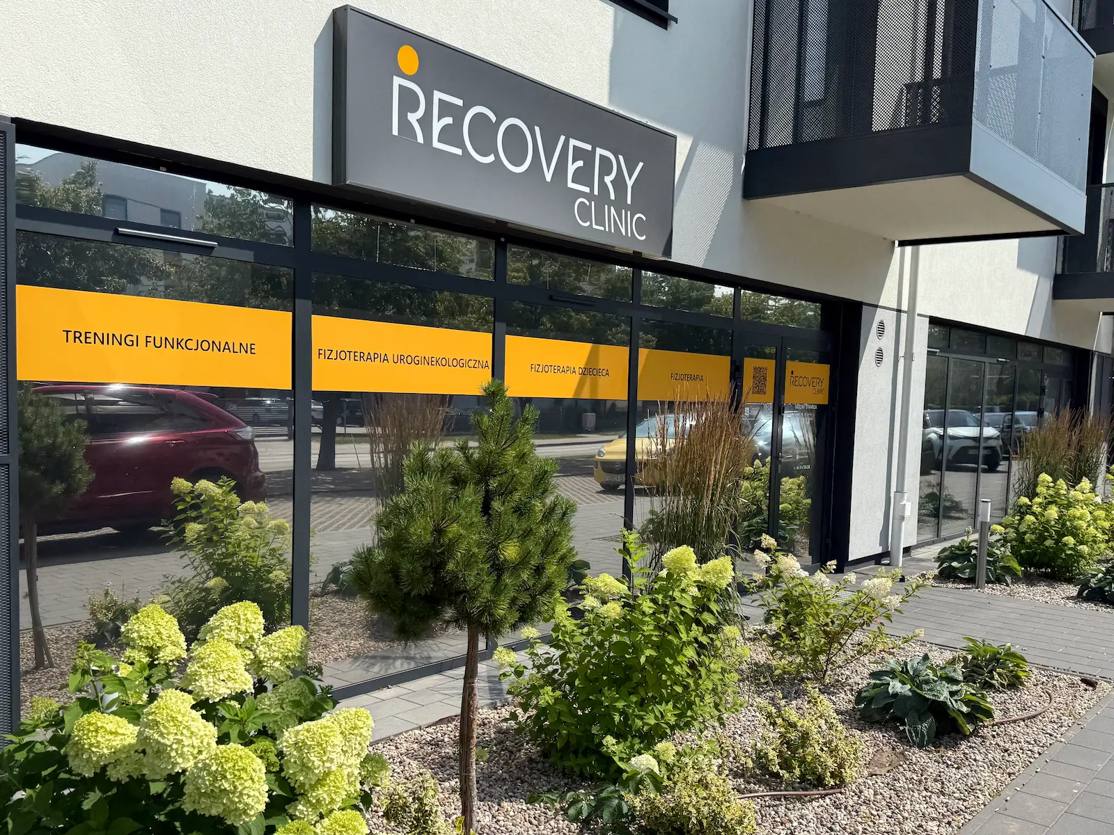 Fizjoterapeuta przy pracy w gabinecie Recovery Clinic