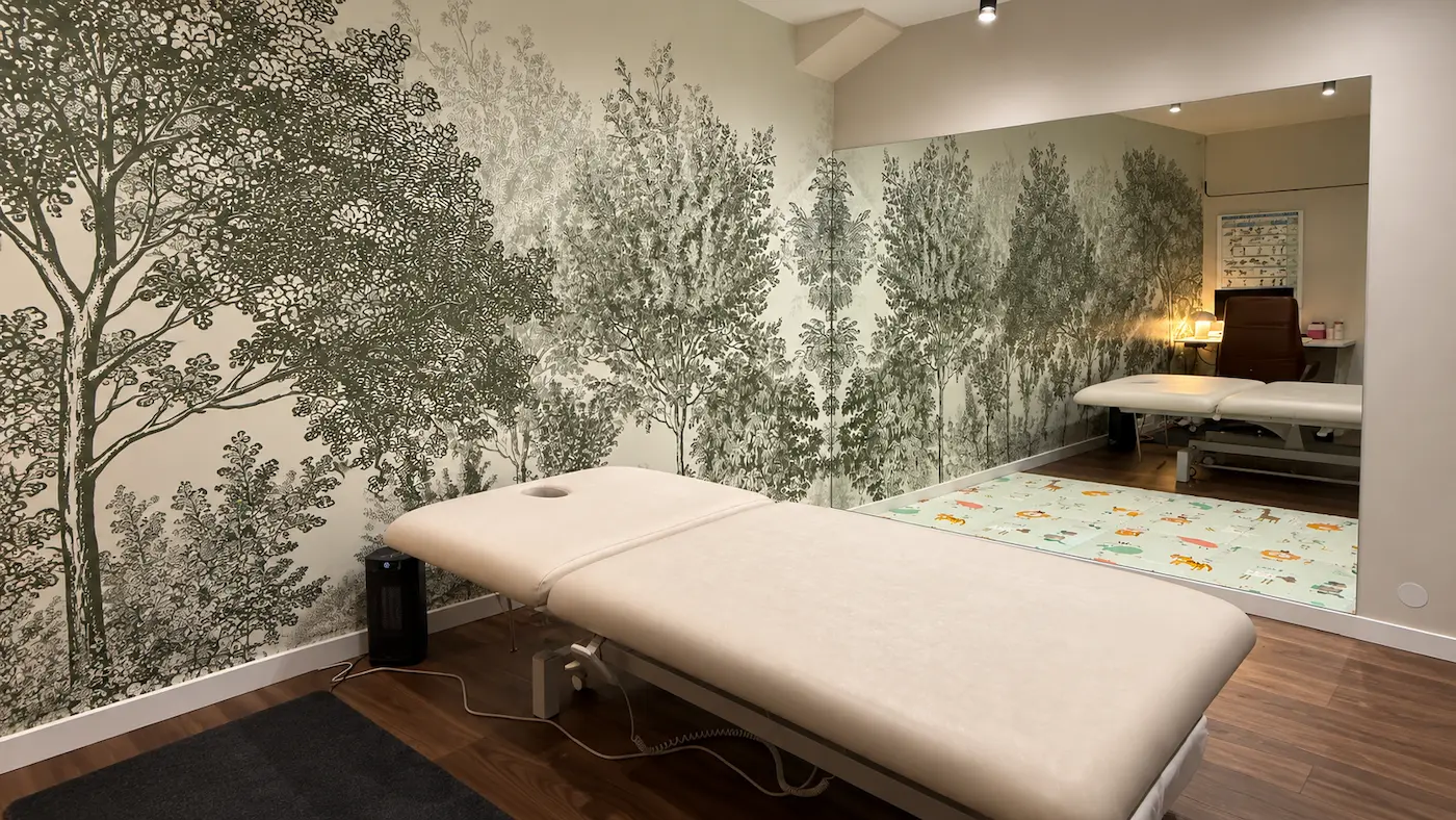 Gabinet dziecięcy Recovery Clinic — mata, zabawki, przewijak